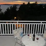 Beachfront Vala With A Swimming Pool Apartmán