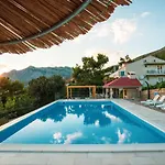 Beachfront Vala With A Swimming Pool Διαμέρισμα