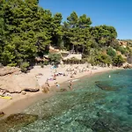Beachfront Vala With A Swimming Pool Daire