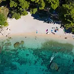 Beachfront Vala With A Swimming Pool Daire