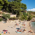 Appartement Beachfront Vala With A Swimming Pool
