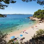 Beachfront Vala With A Swimming Pool Appartement