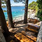 Daire Beachfront Vala With A Swimming Pool