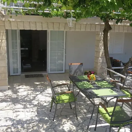 Apartment Beachfront Vala With A Swimming Pool