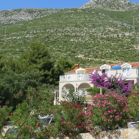 Beachfront Vala With A Swimming Pool شقة