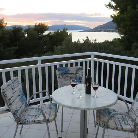 Beachfront Vala With A Swimming Pool