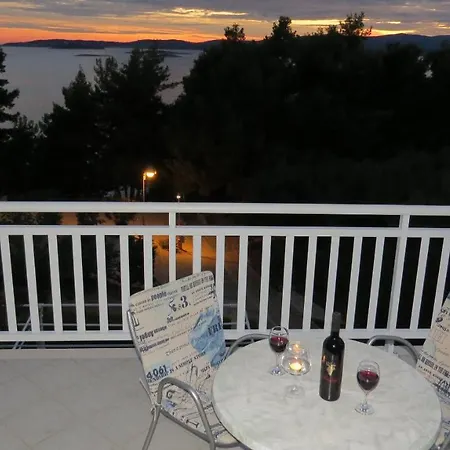 Beachfront Vala With A Swimming Pool Appartamento