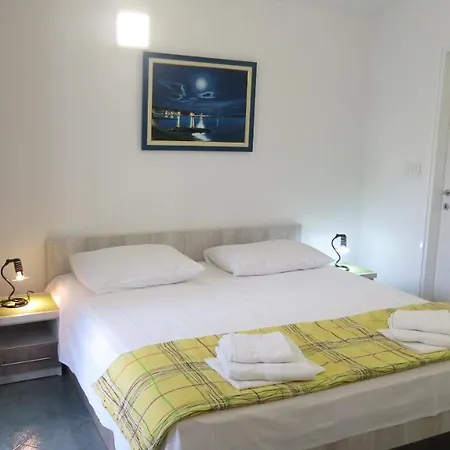 Apartment Beachfront Vala With A Swimming Pool