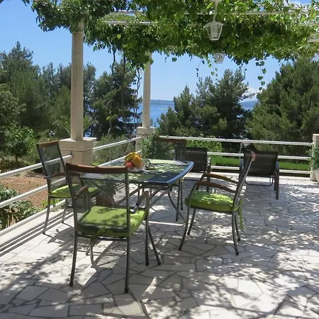 Beachfront Vala With A Swimming Pool *