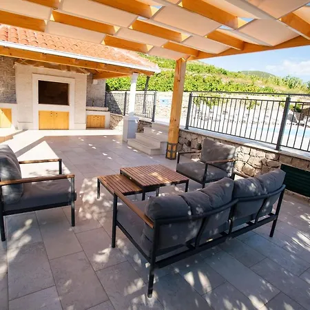 Apartment Beachfront Vala With A Swimming Pool