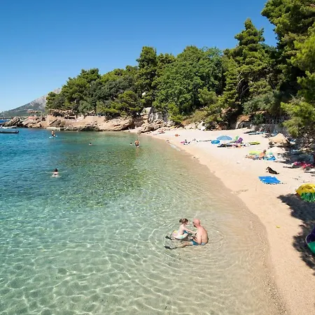 Beachfront Vala With A Swimming Pool *