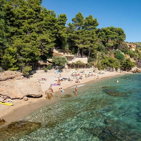 Beachfront Vala With A Swimming Pool شقة