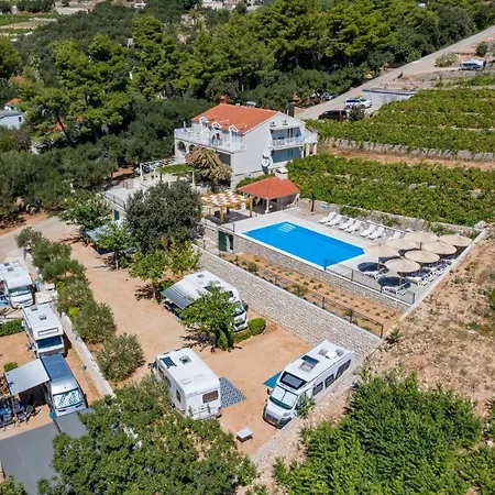Beachfront Vala With A Swimming Pool Daire *