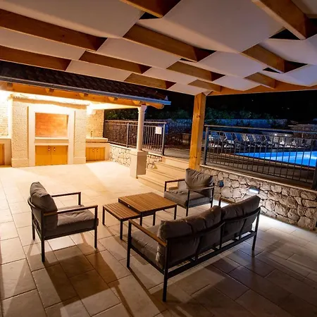 شقة Beachfront Vala With A Swimming Pool *