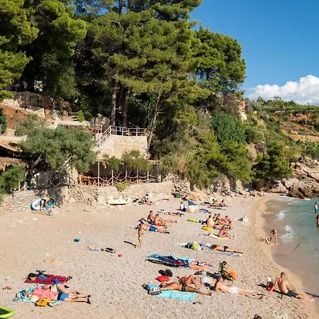 شقة Beachfront Vala With A Swimming Pool