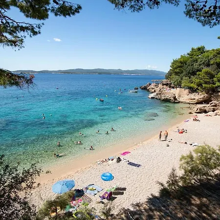 Beachfront Vala With A Swimming Pool شقة