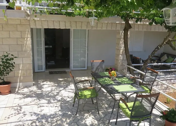 Apartman Beachfront Vala With A Swimming Pool