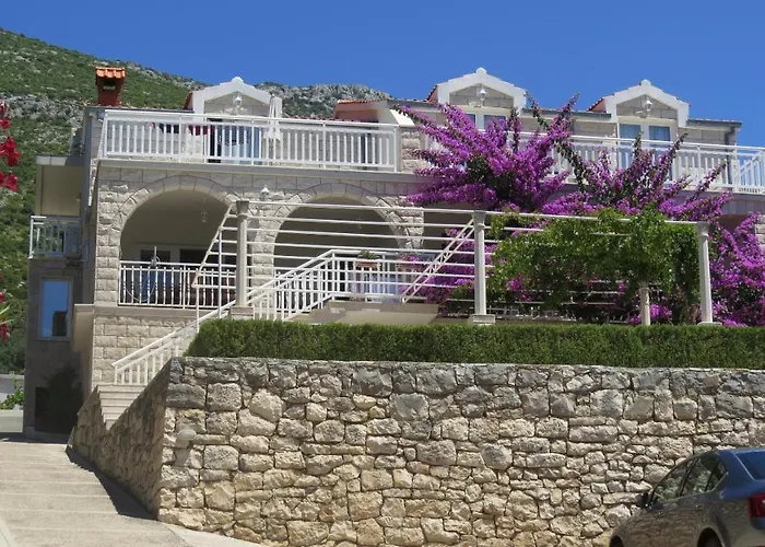 Apartment Beachfront Vala With A Swimming Pool *