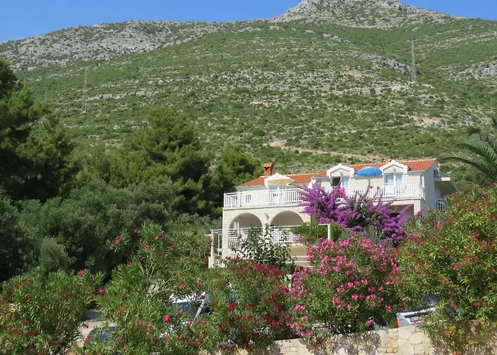 Beachfront Vala With A Swimming Pool Apartman