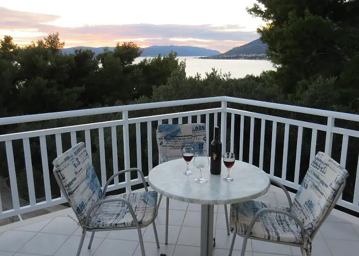 Beachfront Vala With A Swimming Pool