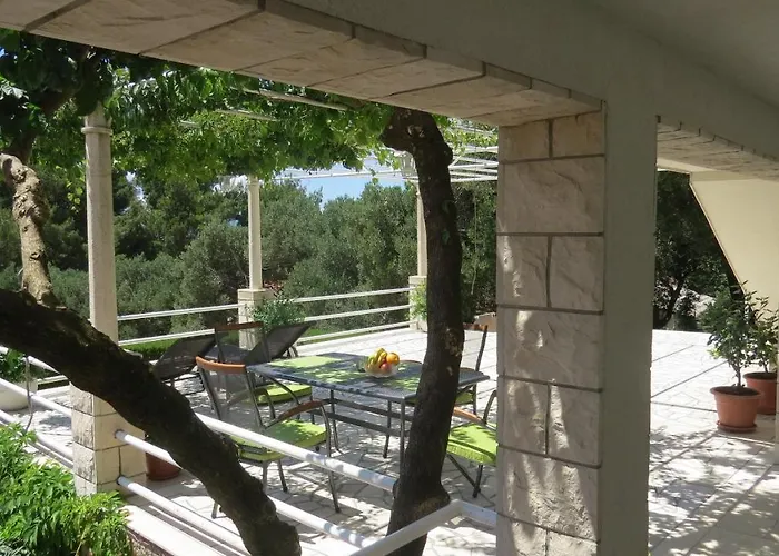 Beachfront Vala With A Swimming Pool