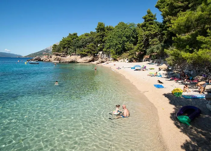 Beachfront Vala With A Swimming Pool *