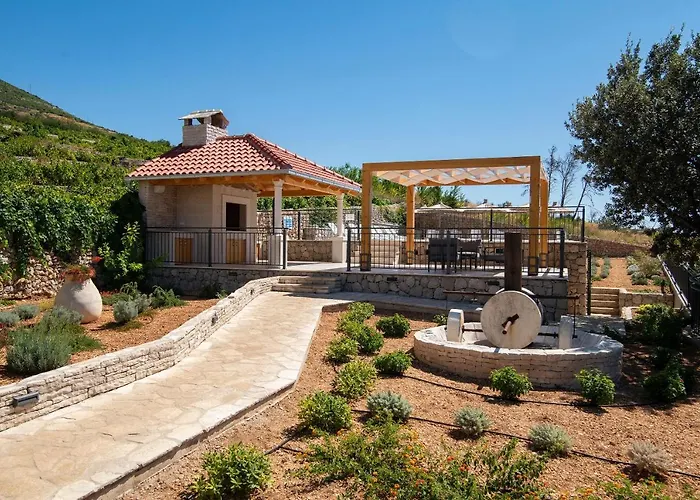Beachfront Vala With A Swimming Pool * Orebić